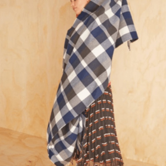 🎉HP🎉NWT Plush ultra soft plaid scarf with fringe - Picture 6 of 7